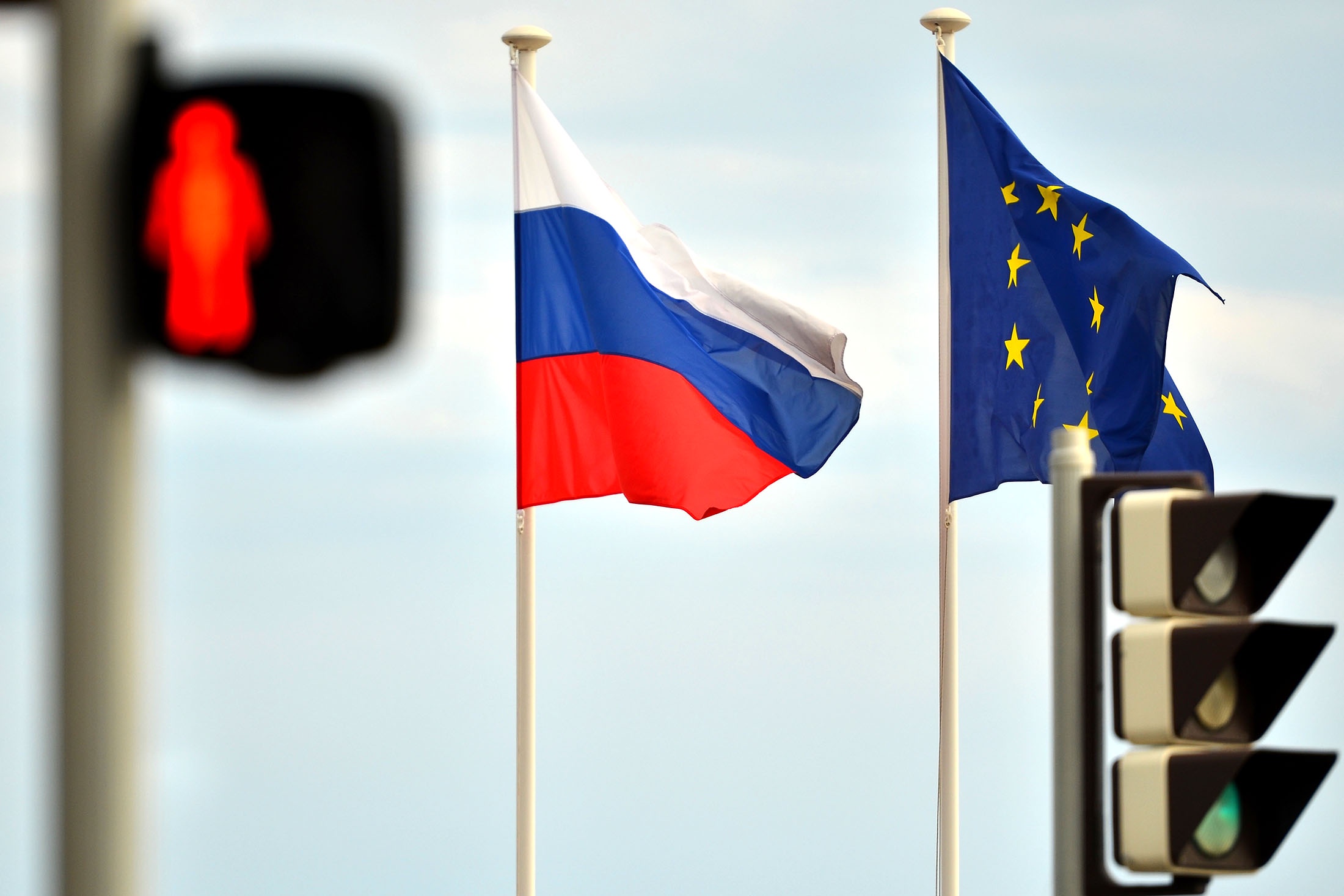 Евросоюз планирует отказаться от принятия больших пакетов санкций против России