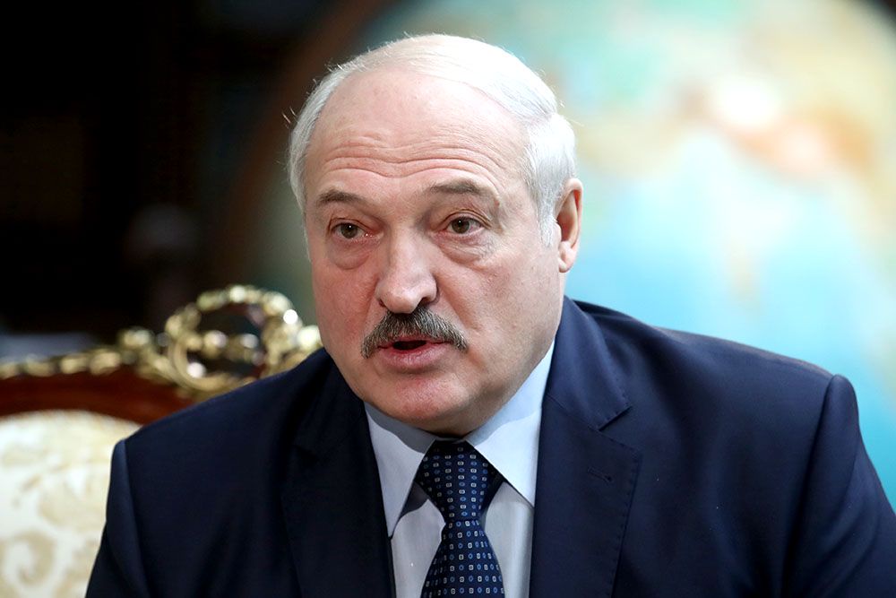 Лукашенко призвал покупать избы в "осиротевших" деревнях
