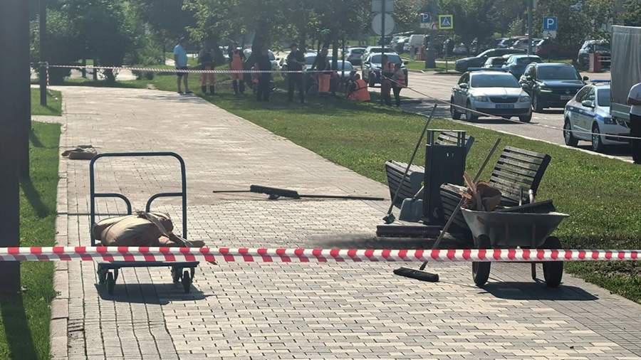 Мужчина сел на лавку в Москве и получил ожоги от удара током