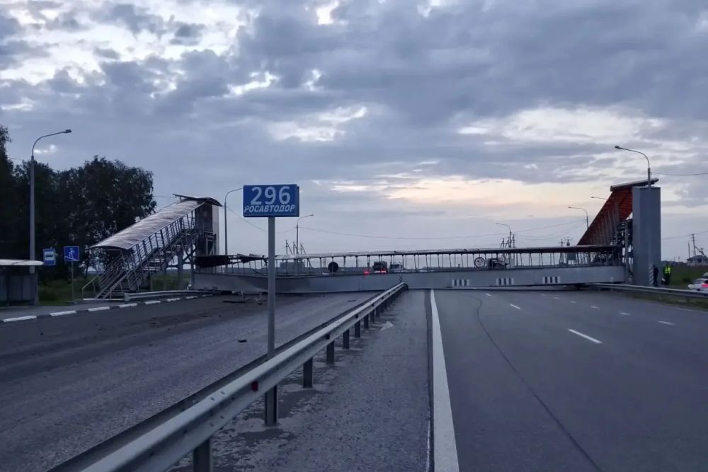 Под Тюменью самосвал снес надземный пешеходный переход на федеральной трассе