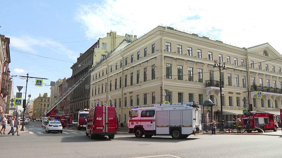 Пострадавшими при пожаре в центре Санкт-Петербурга оказались полицейские