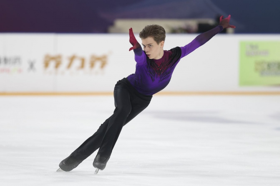 Российский фигурист Лазарев выиграл короткую программу на юниорском Гран-при