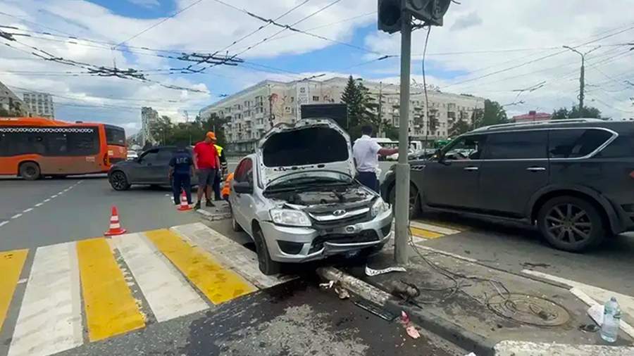 Семь пешеходов пострадали при наезде автомобиля на толпу в Омске