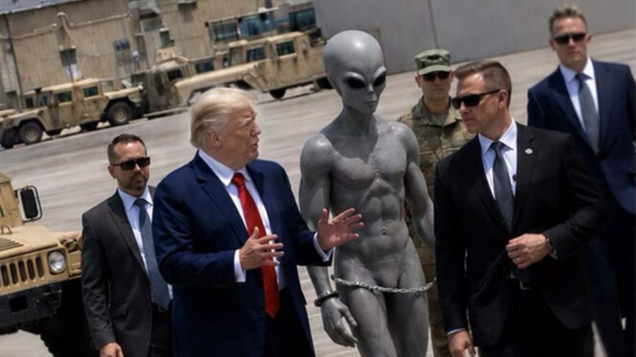 Трамп опубликовал свою фотографию с инопланетянином